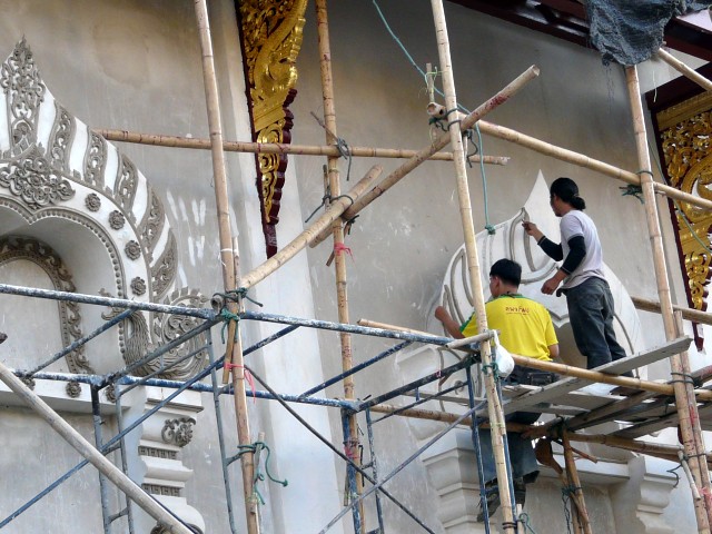 Wat Chedi Luang temple artists at work